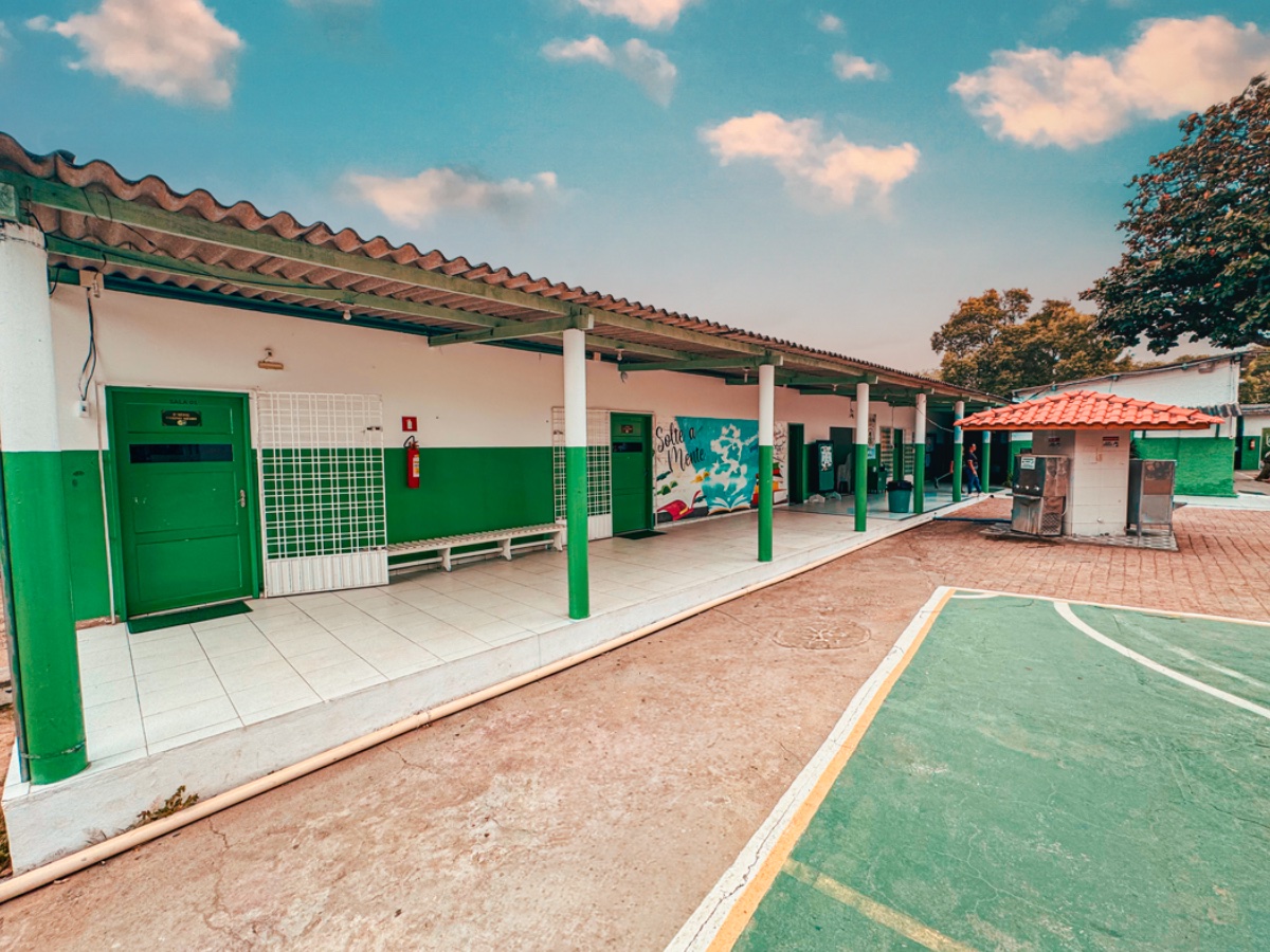 Corredor de salas de aula e pátio coberto do colégio